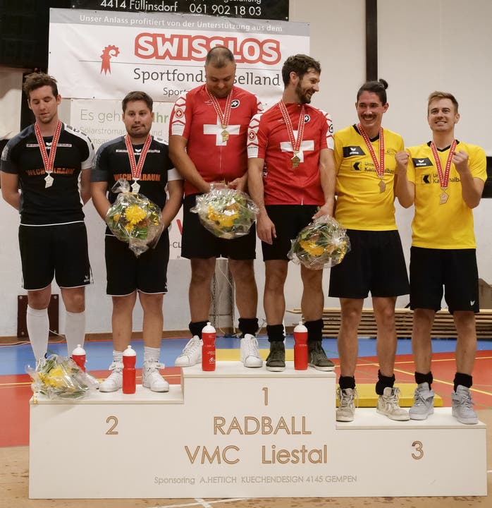 Das Podest der Radball-Schweizer-Meisterschaften (von links): Severin und Benjamin Weibel aus Pfungen, Roman Schneider und Paul Looser aus Altdorf, und Beda Planzer und Simon Marty ebenfalls aus Altdorf.
