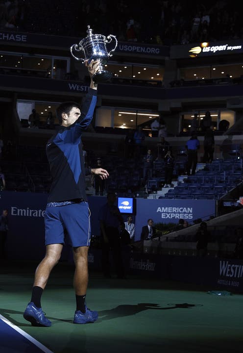 Novak Djokovic auf seiner Ehrenrunde mit der Siegertrophäe.