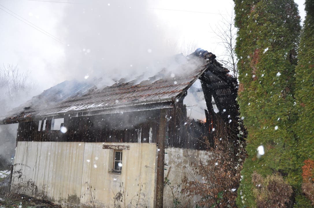 Der Dachstock eines freistehenden Schuppens geriet aus noch unbekannten Gründen in Brand.
