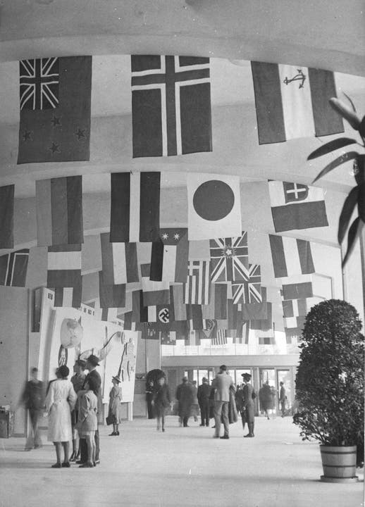MUBA 1943: Ausstellung des Internationalen Komitees vom Roten Kreuz, mit Hakenkreuzfahne