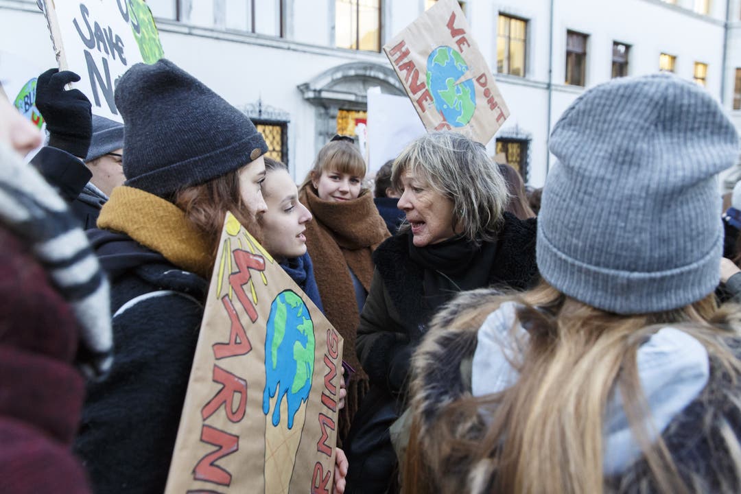  Die «Veteranin» trifft den Nachwuchs: Marguerite Misteli im Gespräch mit jugendlichen Klima-Aktivistinnen.