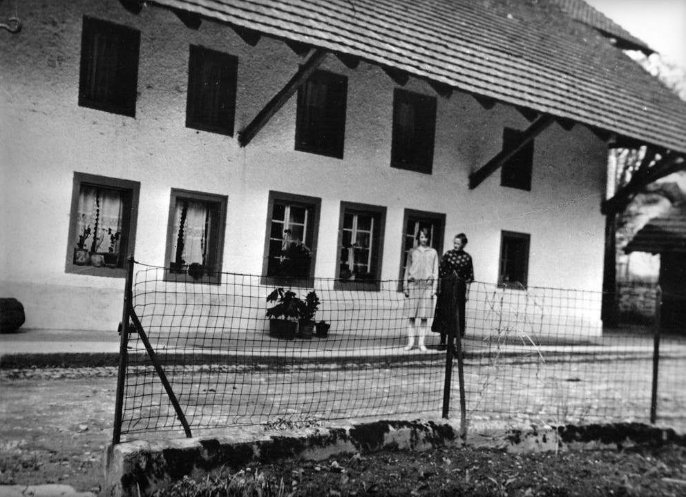 1925: Rosa Kreider und Katharina Kreider-Schuppisser vor ihrem Haus in der Oberholzstrasse. 1925: Rosa Kreider und Katharina Kreider-Schuppisser vor ihrem Haus in der Oberholzstrasse.