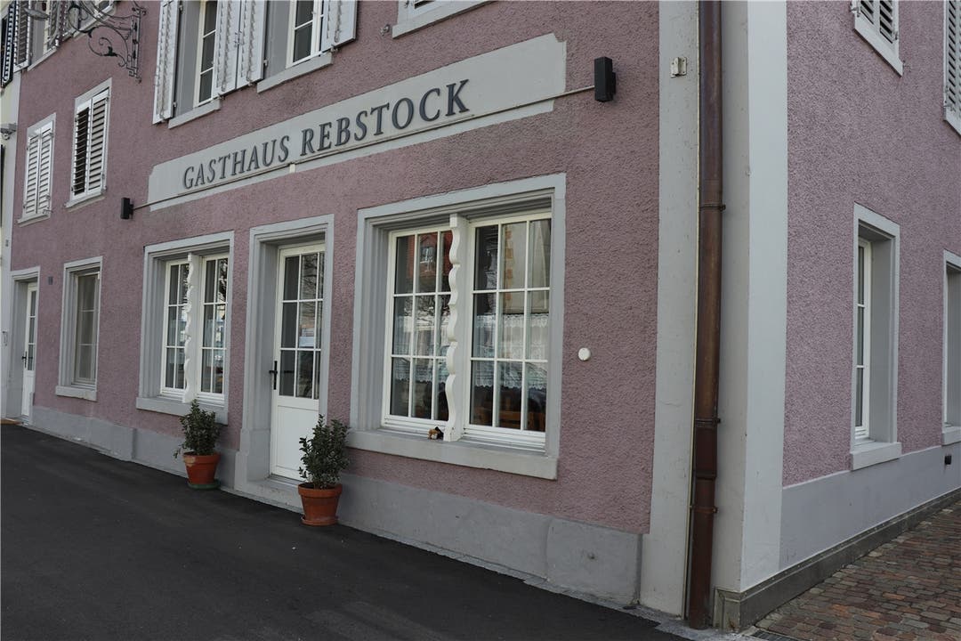 Klingnau, Anfang März: Bereits seit Anfang Monat zu ist das Gasthaus «Rebstock» in Klingnau. Wirtin Danielle Arteaga hat die Türen nach der Fasnacht geschlossen. Sie führt Unstimmigkeiten mit der Immobilienfirma an, zudem führt sie den knappen bemessenen Platz in der Küche an.