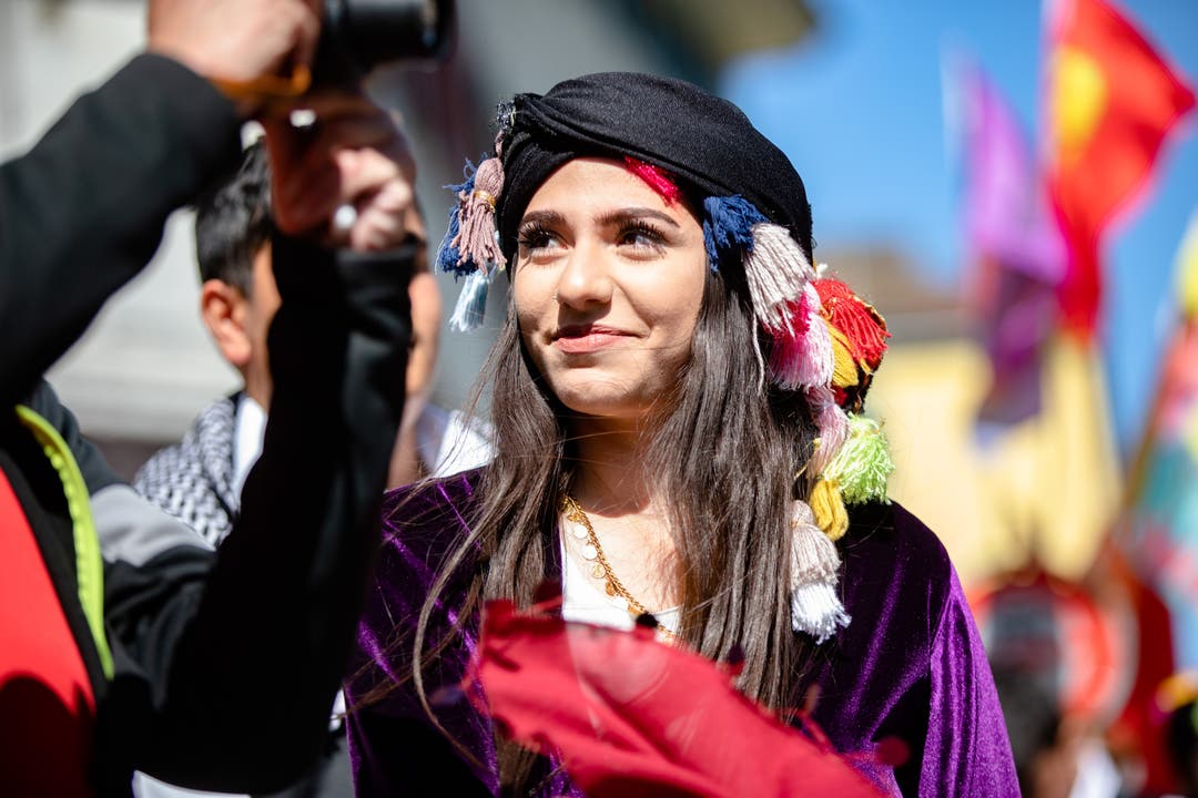  Die kurdische Volkstanzgruppe unterhält das Publikum wie jedes Jahr