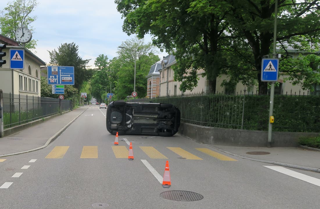 Winterthur ZH, 19. Mai: Ein Personenwagen ist am Sonntagabend in Winterthur bei einer Kollision mit einem anderen Auto umgekippt und einige Meter auf der Wagenseite weitergeschlittert. Der 34-jährige Lenker wurde leicht verletzt.