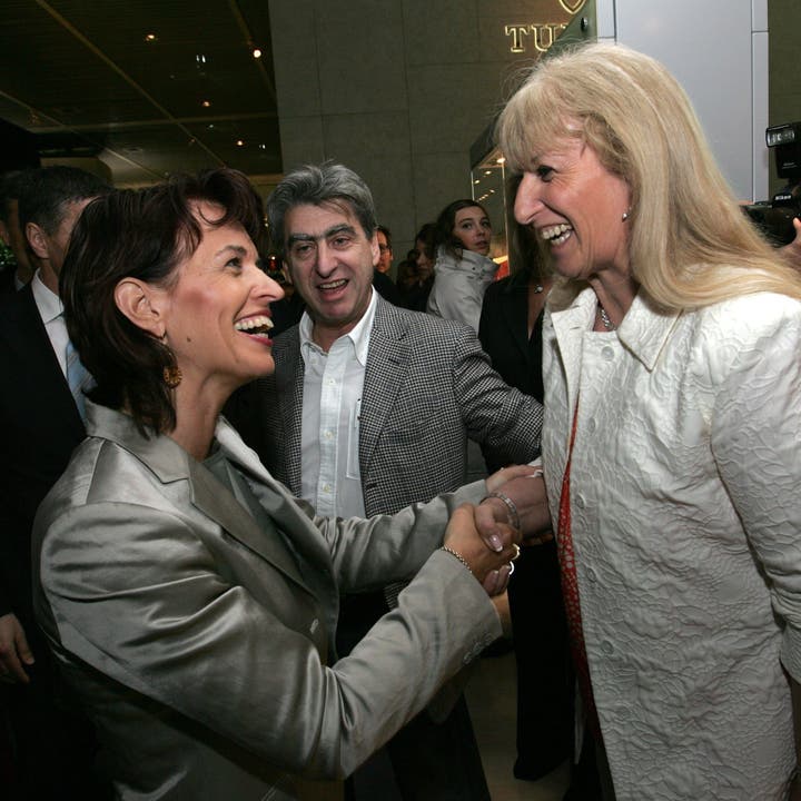 Nick Hayek grinst und Bundesrätin Doris Leuthard lacht (2008)