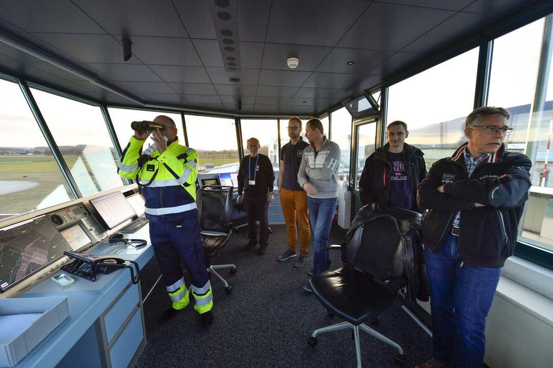  Flughafendirektor Ernest Oggier instruiert im Tower die Flughafenassistenten über die bevorstehende Übung.