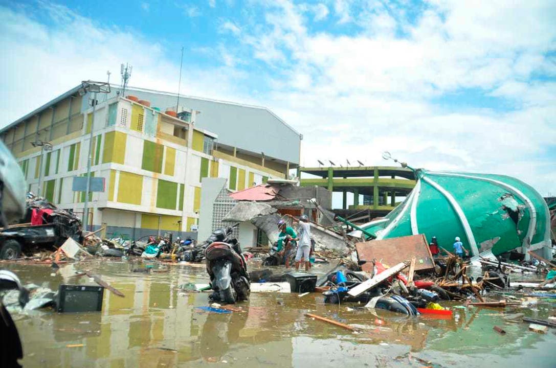 Bei den schweren Erdbeben und dem folgenden Tsunami sind auf der indonesischen Insel Sulawesi mehr als 800 Menschen ums Leben gekommen.