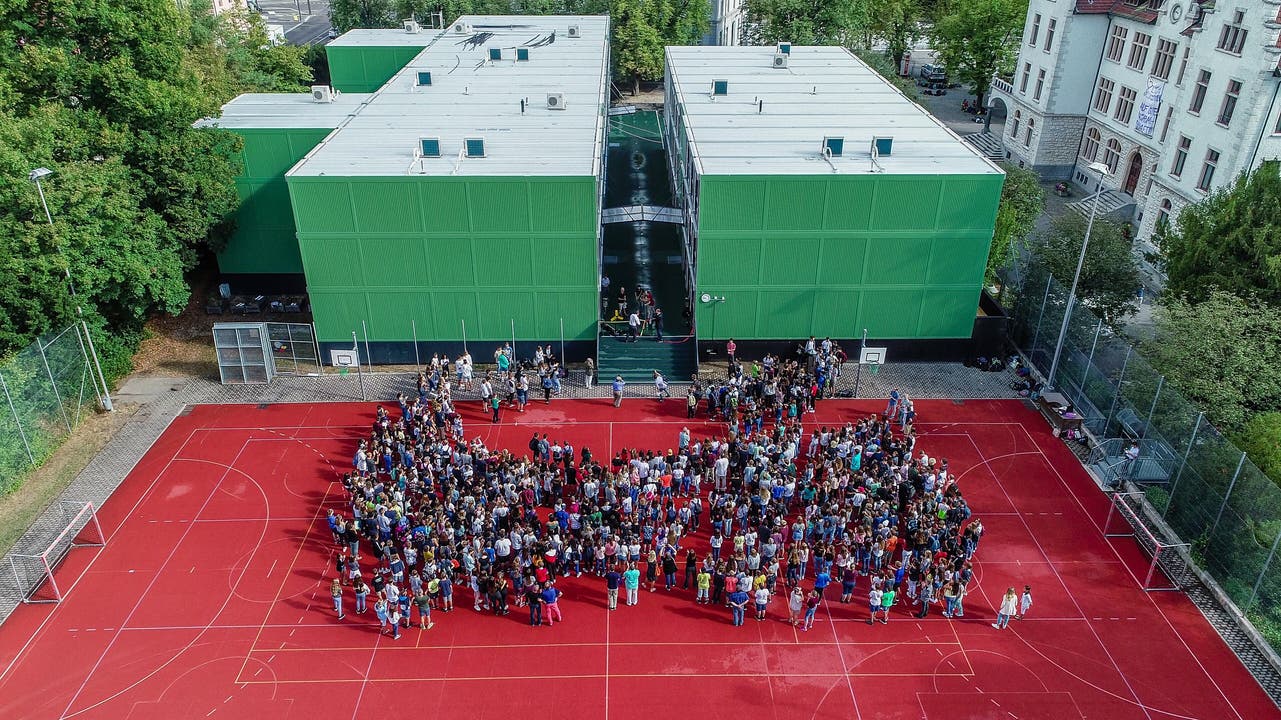 Schulprovisorium auf der Ländliwiese So präsentiert sich das neue Schulhaus aus der Luft. Quelle: S. Fahrni, Schule Baden"