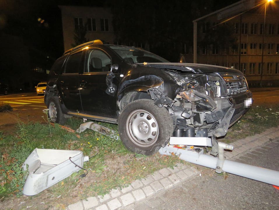 Aarau AG, 15. Oktober Ein Dacia-Fahrer (29) kollidierte abends, als er vom Bahnhof Aarau Richtung Kreuzplatz fuhr, mit einem Kandelaber. Der 29-Jährige hatte gemäss Atemlufttest zirka 2 Promille im Blut. Er wurde beim Unfall verletzt. Der Führerausweis wurde ihm abgenommen.