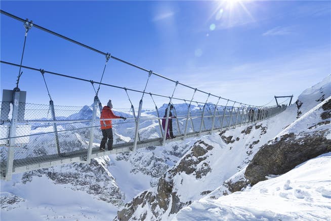 Die Berge erleben – auch ohne Skifahren: Touristen auf der höchsten Hängebrücke Europas am Titlis in Engelberg.Imago