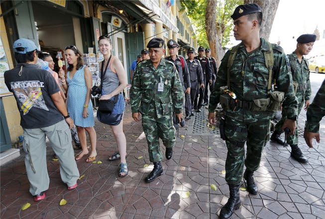 Soldaten neben Touristen in der thailändischen Hauptstadt Bangkok: Kann das Militär seine Macht über die Wahl retten? Reuters