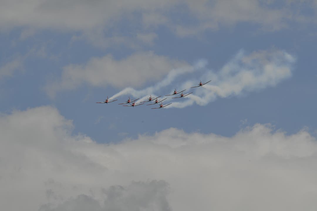  Das PC-7 Team der Schweizer Luftwaffe kommt angebraust.