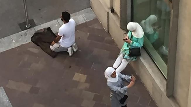 Ein Muslim betet auf offener Strasse in Lugano.