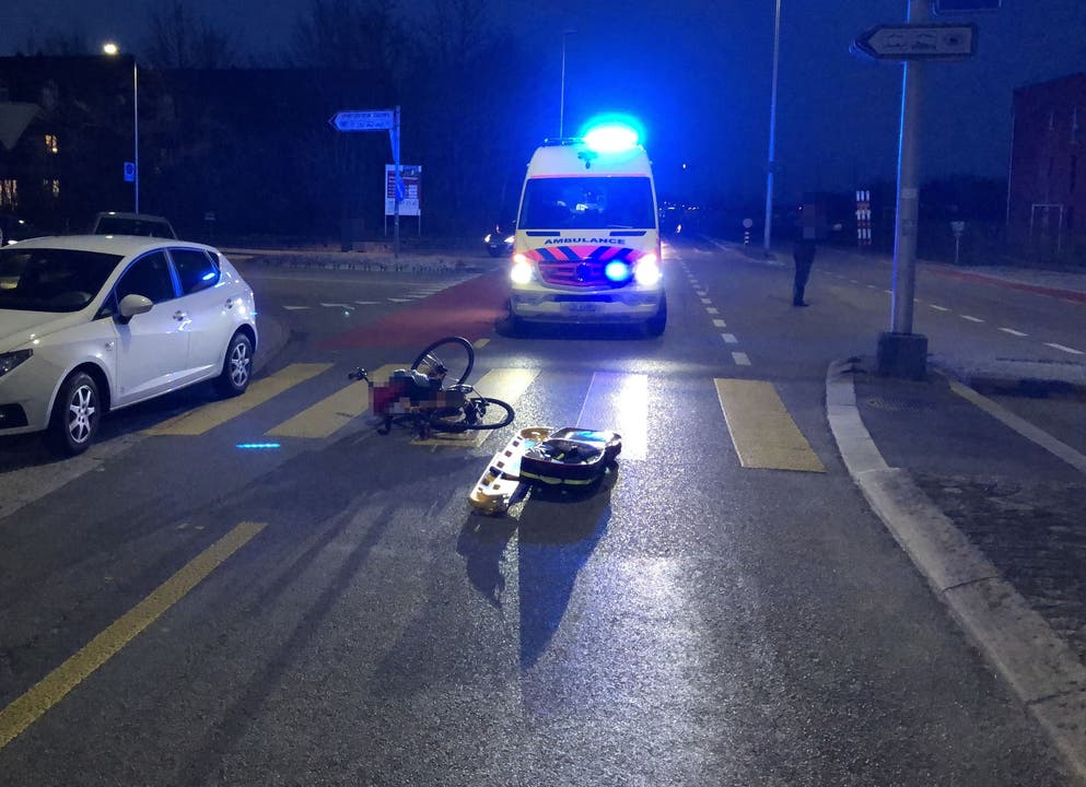 Zuchwil SO, 29. März: Eine Fahrradfahrerin wird auf dem Fussgängerstreifen von einem Auto erfasst und schwer verletzt ins Spital gebracht.