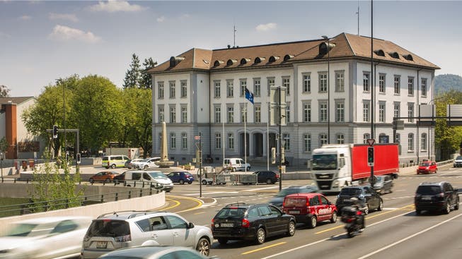 An der Fassade des historischen Bezirksgebäudes hat es wegen der Schulhausplatz-Baustelle Risse gegeben.