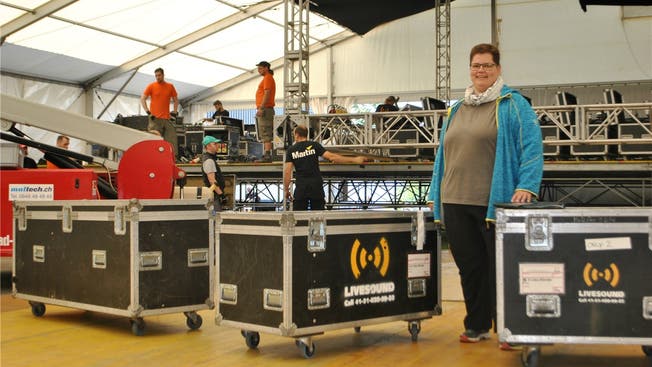 OK-Präsidentin Doris Müller hat den Überblick über den «Schupfart Festival»-Aufbau – etwa über die Installation der Elektrik und Bühne. nbo
