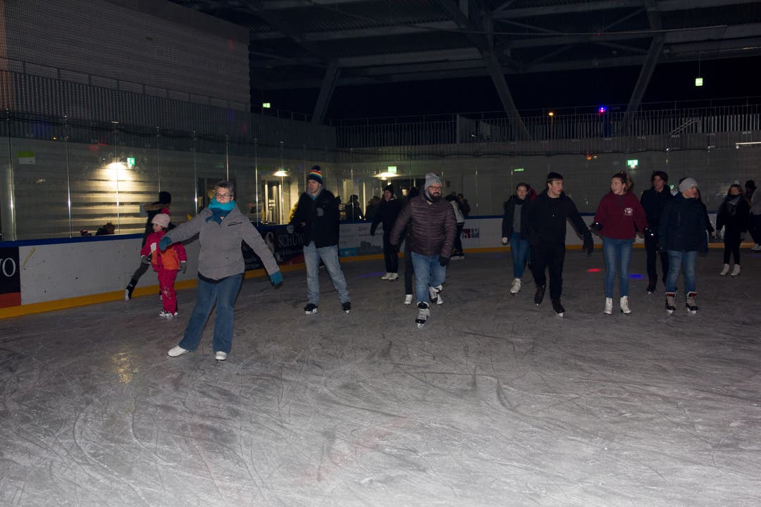 Erste Eisdisco auf der neuen Eisbahn in Wohlen Die Eisdisco lockte am Freitagabend alle Altersgruppen auf die neue überdachte Eisbahn in den Schüwo-Park nach Wohlen.