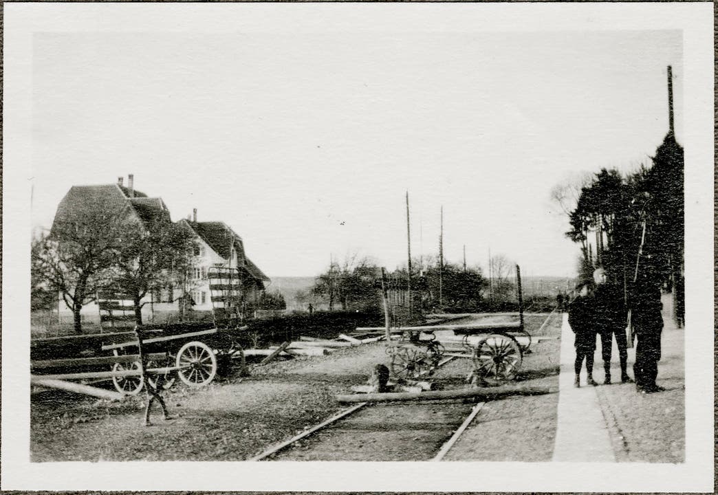 Barrikaden auf der Eisenbahnlinie beim Bahnhof Grenchen Süd.