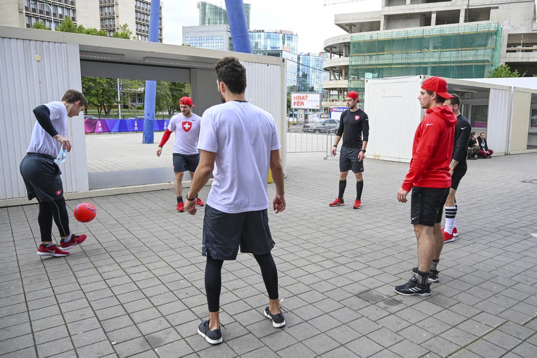 Schweizer Nati-Spieler wärmen sich beim Fussballspielen vor dem Stadion in Kosice auf