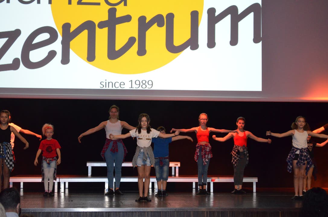 Kulturnacht 2019 im Campussaal Kinder und Jugendliche des Danza Zentrums von Mariella Farré performen auf der Bühne.
