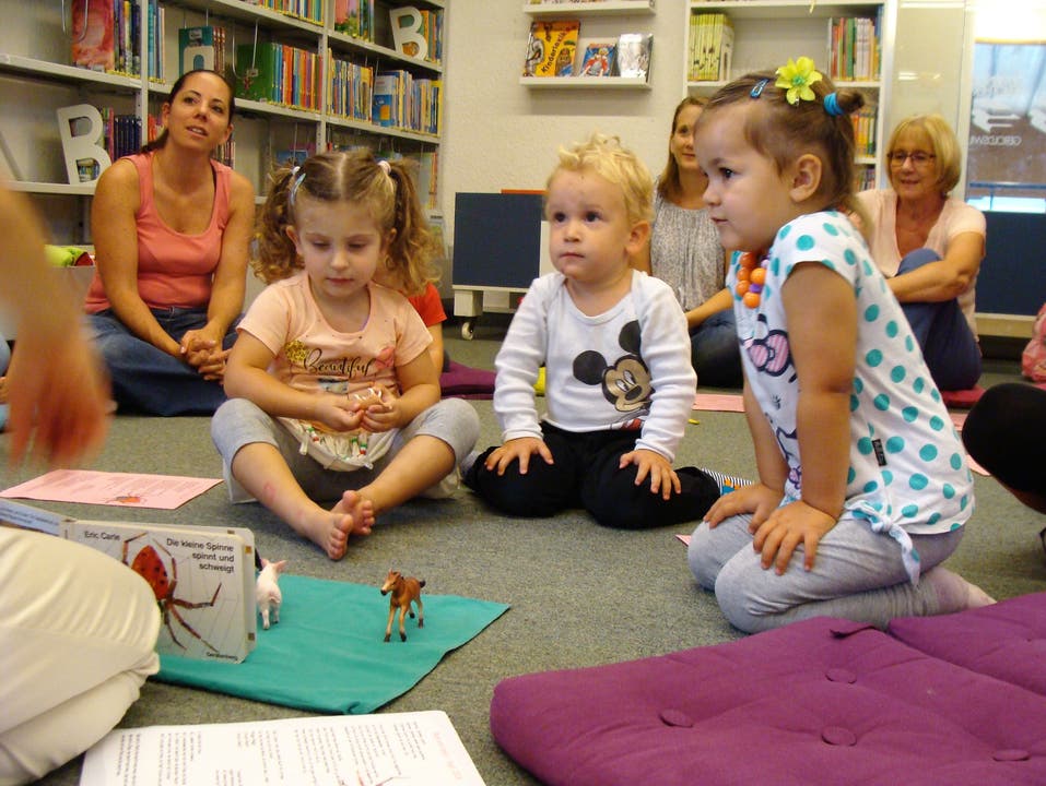 Klein und Gross begeistern sich für Puppe Lotta: Wenn sie zu reden beginnt, hören alle aufmerksam zu. Anhand eines Buches erfindet Piller neue Geschichten. Sie singt und spielt mit den Kindern in der Bibliothek.