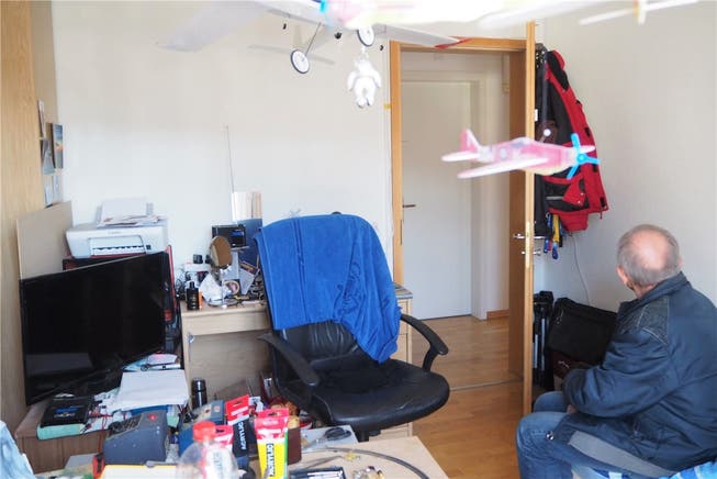 Hansrudolf Christen in seinem Zimmer mit seinen Modellfliegern, die er seit Jahren selbst herstellt. Bis Ende Juni muss er das Zimmer räumen.ces