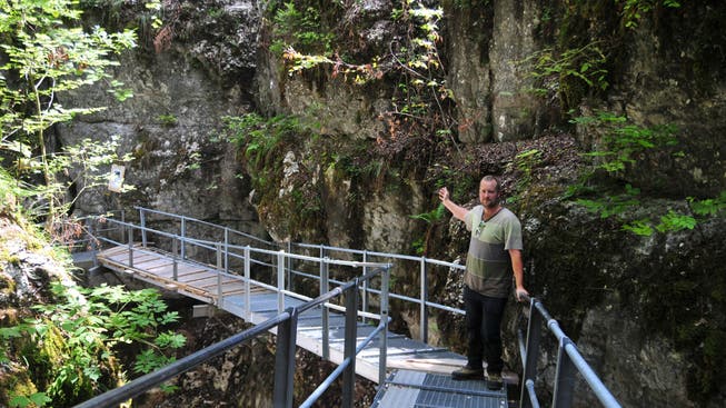 Revierförster Jakob Römer zeigt den rund 20 Meter langen Abschnitt, der mit einer Galerie vor weiterem Steinschlag geschützt werden soll.