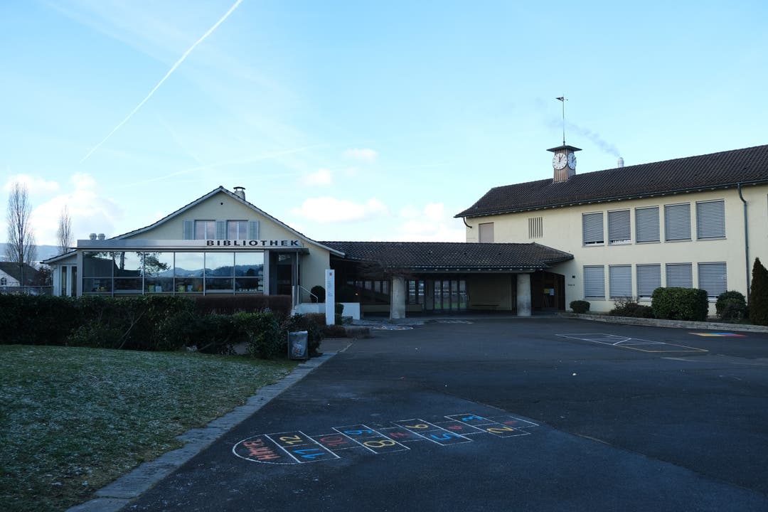  Bilder von der Schulanlage Büel mit dem Schulhaus Büel A (gelb), dem Schulhaus Büel B (braun) und dem Freizeitpavillon (blau).