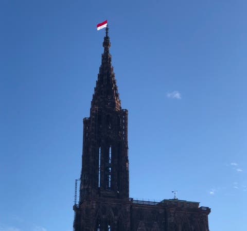«Rot un wiss»: Separatisten hissen die Elsässische Flagge auf dem Strassburger Münster. Es war der 11. November – der Tag, an dem sich der Waffenstillstand zum Ende des Ersten Weltkriegs zum 100. Mal jährte.