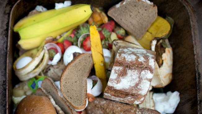 Pro Person werden in der Schweiz gemäss WWF im Schnitt täglich 320 Gramm Lebensmittel weggeworfen. (Symbolbild)