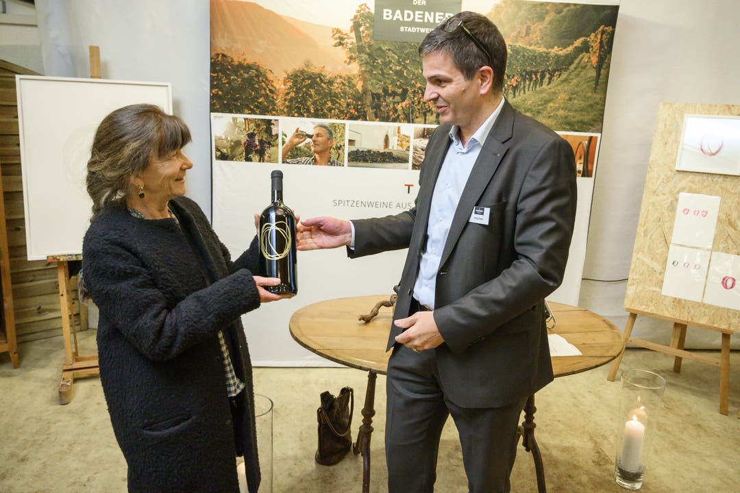 Ursula Rutishauser und Philip Doka, Präsident der Reben- und Trottenkommission der Ortsbürgergemeinde Baden.
