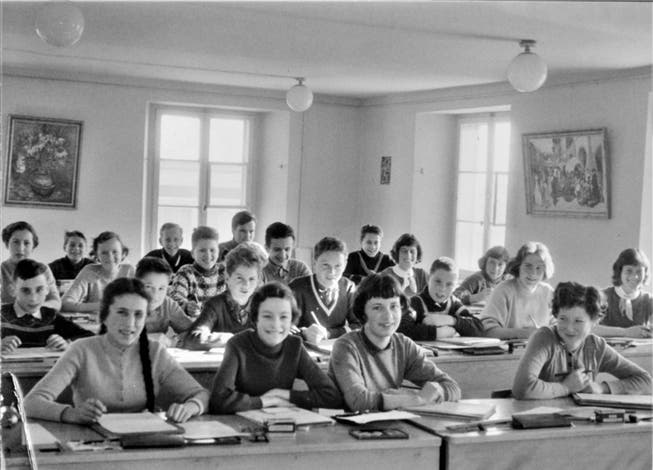 Immer wieder wurde das heutige Museum als Schulhaus genutzt. Eine Klasse von Lehrer Edi Allemann im Schulzimmer im 2. Obergeschoss des Rainschulhauses im Schuljahr 1956/1957. Sammlung P. Villars-Bösiger