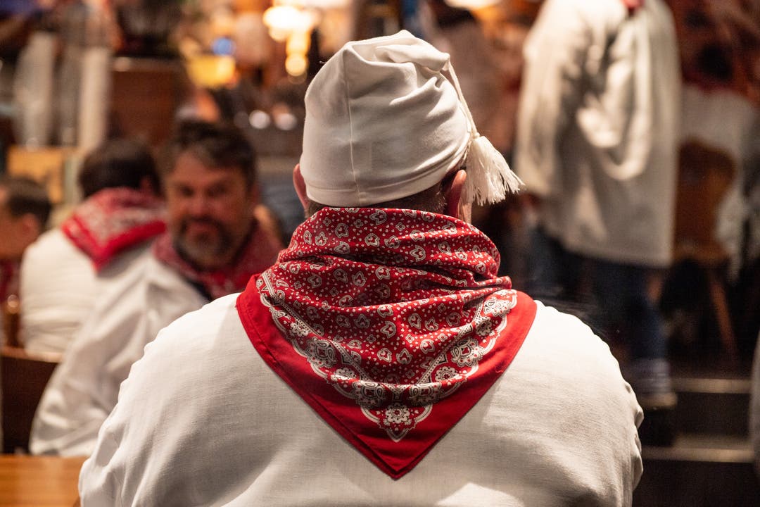 Chesslete 2019 Gehört zum Outfit: Weisses Chesslerhemd, weisse Kappe und ein rotes Halstuch