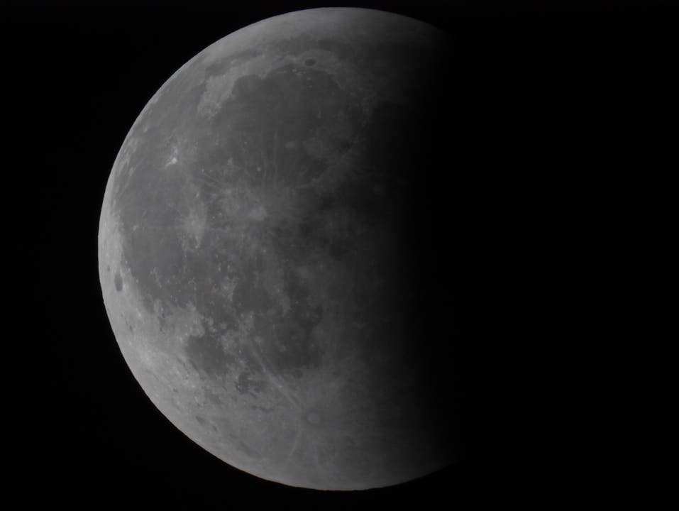 Mondfinsternis, fotografiert von der Jura-Sternwarte Grenchen Fotografiert von Astrogruppe-Mitglied Sascha Nussbaumer mit folgender Ausrüstung: Celestron Nexstar 4 SE (Öffnung 102mm / Brennweite 1325mm) und Lumix DMC-GM1.