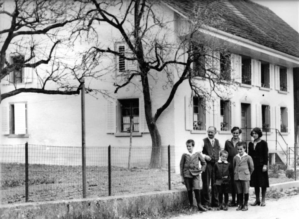 1932: Familie Elise und Albert Schneider-Obrist vor ihrem umgebautem Haus, das 1963 abgerissen wurde. 1932: Familie Elise und Albert Schneider-Obrist vor ihrem umgebautem Haus, das 1963 abgerissen wurde.