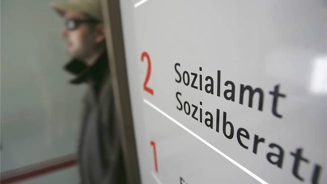 2003 zahlten Bund, Kantone und Gemeinden 1,2 Milliarden Franken an Sozialhilfe. 2017 waren es bereits 2,8 Milliarden. (Archivbild)