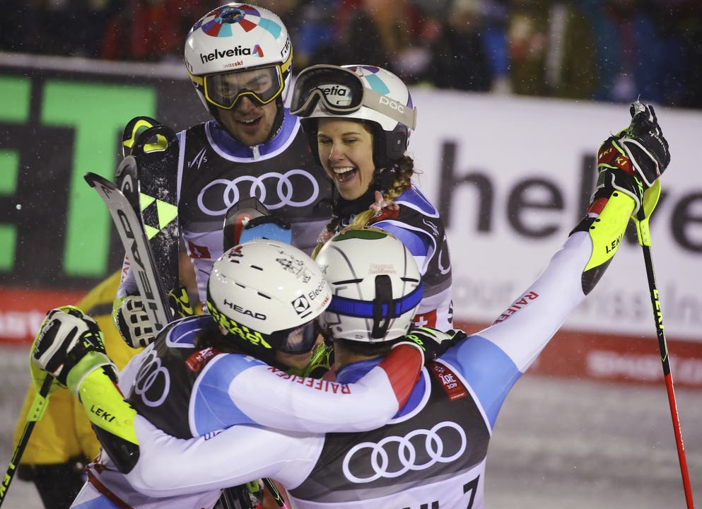Die Schweizer feiern ihre gewonnene WM-Medaille.