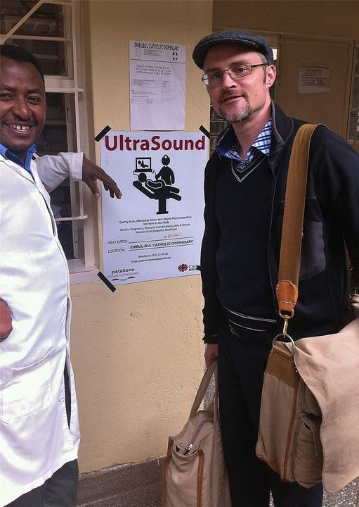 Roland Stieger bildet in Kenia medizinisches Fachpersonal in der Notfallmedizin und im Ultraschall aus.