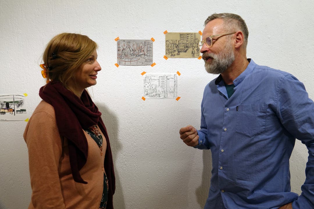 Gluri Suter Huus-Kurator Ruedi Velhagen mit Zeichnungslehrerin Marian Beck von der Kantonschule Wettingen.