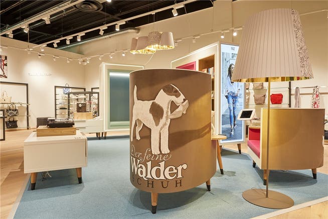 Altes trifft auf Neues: Walder will die Kunden mit nostalgischen Poster-Sujets und iPads in die umgebauten Geschäfte locken.