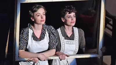 Mutter und Tochter geben auf der Stadttheater-Bühne ein zeitloses Kammerspiel