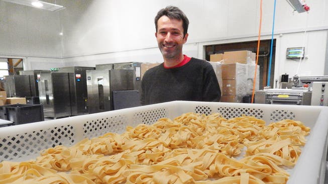 Marc Pergher, einer der beiden Geschäftsleiter der Solomania in Welschenrohr und die beliebteste Pasta aus seinem Haus: Die 9 mm Hartweizennudeln.