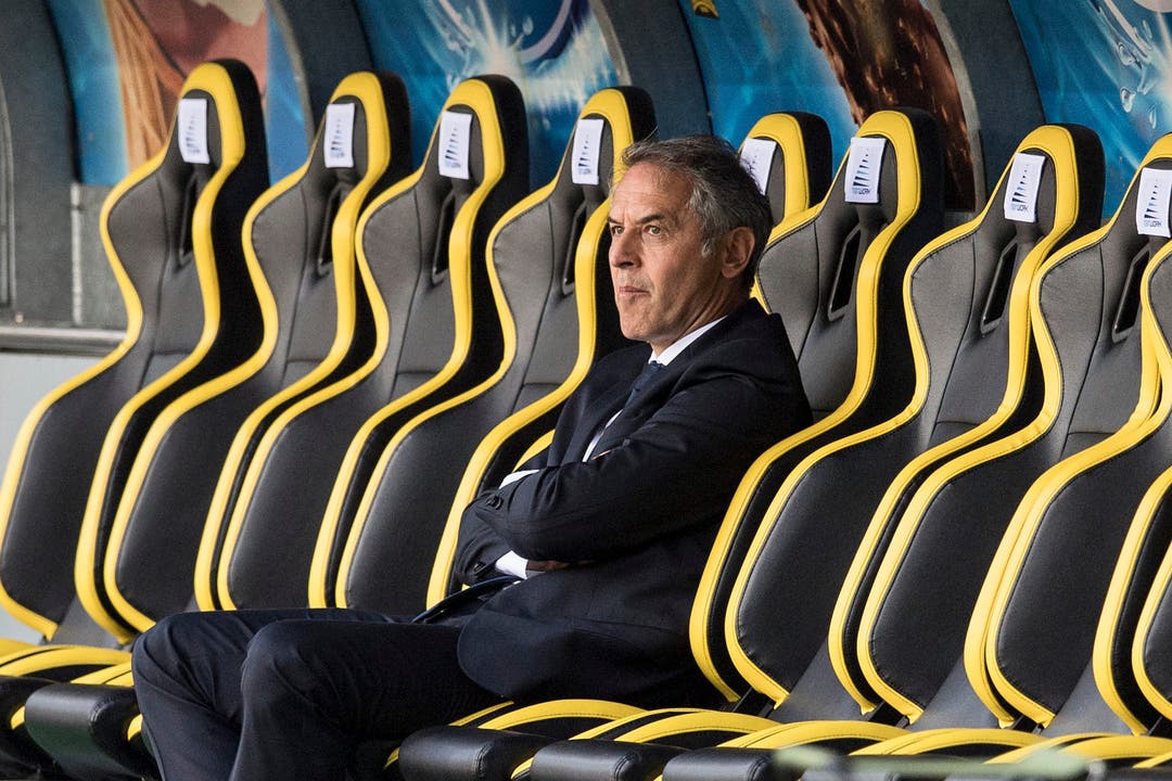 Basels Trainer Marcel Koller sitzt auf der Spielerbank.