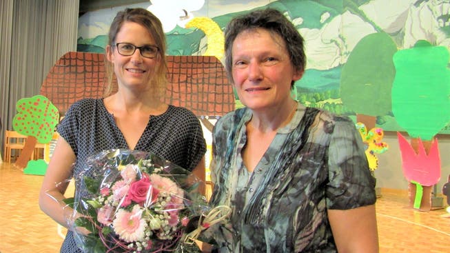 Schulleiterin Katharina von Burg (r.) verabschiedete Andrea Schenker nach 13 Jahren Schultätigkeit.