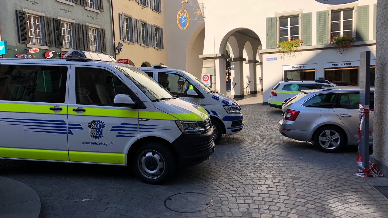 Ab Mittag durchsuchte die Polizei während Stunden mit Sprengstoff-Suchhunden das Warenhaus Manor am Schlossbergplatz. Gefunden wurde nichts.