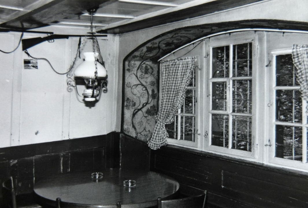 Die Gaststube Anfang der 1980er-Jahre, die Wand hinten wurde bei der Renovation entfernt