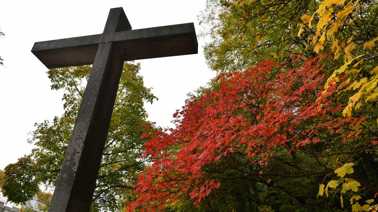 Das Kreuz als Zeichen der Trauer am Eingang zum Friedhof Olten.