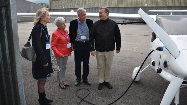Hans Marthaler (rechts) erklärt Regierungsrätin Brigit Wyss (links) sowie Grenchens Bürgergemeindepräsident Franz Schilt und seiner Frau Trudi das Elektroflugzeug Pipistrel Alpha.