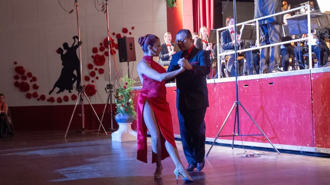 Sonia und Mario Labrunie tanzen am Konzert der Harmonie einen Tango.